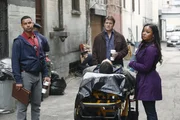 Spekulieren am Tatort, wie und warum der junge Mann ermordet wurde: Lanie Parish (Tamala Jones, r.), Javier Esposito (Jon Huertas, l.) und Richard Castle (Nathan Fillion, M)