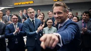 Willkommen in der Deutschen Global Invest: Gabriel Fenger (Barry Atsma) und die Kollegen gratulieren Jana Liekam zum neuen Job. Willkommen in der Deutschen Global Invest: Gabriel Fenger (Barry Atsma) und die Kollegen gratulieren Jana Liekam zum neuen Job.