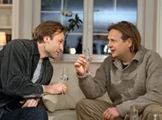 Bei einem Besuch bei Kai (Steffen M&uuml;nster, re.) entdeckt Martin Stein (Bernhard Bettermann, li.) leere Schnapsflaschen. Kai spielt die Situation runter und freut sich, endlich mal wieder einen M&auml;nnerabend zu genie&szlig;en.