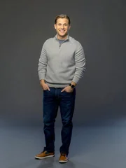 Der Katzenbesitzer Spencer (Wyatt Nash) muss sich mit der Hundebesitzerin Laura ein Haus teilen.