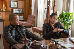 Julian (T.I., l.); Marisol (Genesis Rodriguez, r.)