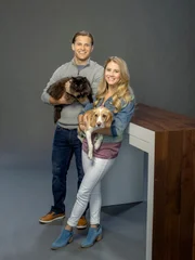 Die Hundebesitzerin Laura (Cassidy Gifford, re.) und der Katzenbesitzer Spencer (Wyatt Nash, li.) m&uuml;ssen sich ein Haus teilen.