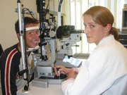 Um zu schauen, wie gut er sehen kann, l&auml;sst sich Reporter Willi seine Augen von Augen&auml;rztin untersuchen. Und zum Gl&uuml;ck gibt es f&uuml;r ihn keine Probleme.