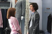 Frankie (Patricia Heaton, l.); Axl (Charlie McDermott, r.)