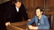 Kampen (Ingo Naujoks) wird auf der Anklagebank von Brunner (Michael Fitz) mit den Beweisen der Staatswaltschaft konfrontiert.