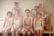 Die Familie in der Sauna.Vorne v.l.n.r.: Svenja (Bettina Lamprecht), Anne (Sonsee Neu), Bastian (Bastian Pastewka), Kim (Cristina Do Rego) Hinten v.l.n.r.:Hagen (Matthias Matschke), Elsa (Adriana Altaras), Volker (Dietrich Hollinderb&auml;umer)