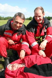 Willi als Patient mit ADAC Pilot Burkhard Schneider und seinem Bordtechniker Harald Heinlein