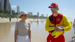 Lena Ganschow und Liveguard Tom Barret in Brisbane, Australien.