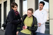 Der Skater Helge taucht mit starken Schmerzen im Bauch im JTK auf. Dr. Theresa Koshka kümmert sich um den jungen Mann. Der Skater Helge taucht mit starken Schmerzen im Bauch im JTK auf. Dr. Theresa Koshka kümmert sich um den jungen Mann.
