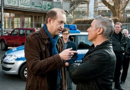 Ludger (Lars Rudolph, hinten li.) beobachtet wie Robert (Peter Heinrich Brix, li.) und sein Vorgesetzter, der Macho Horst Hoff (Ralph Herforth), sich einmal mehr ein Wortgefecht liefern.