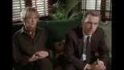 Jim Sullivan (David Andrews, r.) und seine Frau Shawn (Kim Greist) erfahren, wie das Zeugenschutzprogramm funktioniert.