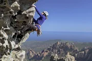 Die professionelle Klettersportlerin Stéphanie Bodet an den Granit-Türmen der Aiguilles de Bavella auf Korsika Die professionelle Klettersportlerin Stéphanie Bodet an den Granit-Türmen der Aiguilles de Bavella auf Korsika
