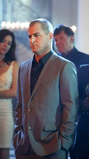 Nick Stokes (George Eads) beobachtet das Geschehen auf der Party genau.