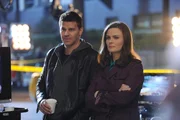 Booth (David Boreanaz) und Brennan (Emily Deschanel) reisen nach L.A., um dort die Dreharbeiten an einem Film zu begleiten, der auf einem Buch von Brennan beruht.