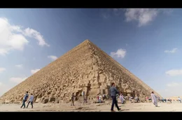 Die Cheops-Pyramide galt in der Antike als bedeutendstes der sieben Weltwunder, von denen sie heute als einziges noch erhalten ist.