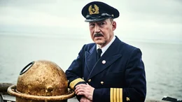 Ulrich Noethen als Kapit&auml;n Gustav Schr&ouml;der. Dank seiner Umsicht und Zivilcourage kann eine gr&ouml;&szlig;ere Katastrophe verhindert werden. Das Schiff muss keinen deutschen Hafen ansteuern, sondern kann in Antwerpen ankern.