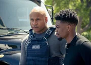 Sam Hanna (LL Cool J, l.); Devin Roundtree (Caleb Castille, r.)