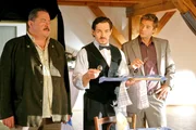 Die Kommissare Hofer (Joseph Hannesschl&auml;ger, l.) und Hansen (Igor Jeftic, r.) sp&uuml;ren, dass Kellner Matthias Trantow (Markus Brandl, m.) nicht die Wahrheit sagt.