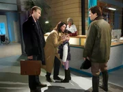 Als Christoph Mahler (Francis Fulton Smith, rechts) Sophie (Leni Johanna Trost, 3. von links) zum wiederholten Mal zu sp&auml;t zur&uuml;ckbringt und weder Bescheid gesagt hat, noch telefonisch erreichbar war, platzt Elena Eichhorn (Cheryl Shepard, 2. von links) der Kragen. Sie bittet Martin Stein (Bernhard Bettermann) mit Sophie vorzugehen und spricht dann Klartext mit Christoph. Als dieser ihr wieder mit lapidaren Ausreden kommt, entzieht sie ihm das Sorgerecht auf Probe.