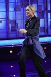 Michelle Hunziker ist die Hose gerissen. Wotan Wilke M&ouml;hring hat sie mit seinem Jacket gerettet. Jetzt wird die Hose gen&auml;ht.