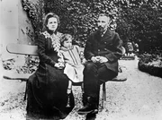 Marie und Pierre Curie mit Tochter Irene.