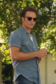 Als Anwalt soll George Tucker (Scott Porter) seinem angehenden Schwiegervater helfen, Zoe Hart aus der Praxis zu bef&ouml;rdern und das mit m&ouml;glichen und unm&ouml;glichen Mitteln ...