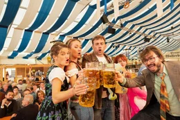 Vorne: Susi (Lisa Maria Potthoff, 2.v.l.), Franz Eberhofer (Sebastian Bezzel, m.), Ignaz Fl&ouml;tzinger (Daniel Christensen, r.).