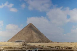 Die Cheops-Pyramide galt in der Antike als bedeutendstes der sieben Weltwunder, von denen sie heute als einziges noch erhalten ist.