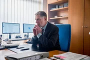 Martin Moser (Andreas Lust) der Ex-Mann eines der Opfer sitzt in seinem B&uuml;ro. Er ist verzweifelt.