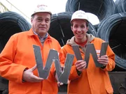 Willi Weitzel (rechts) und Wolfgang Ihle mit Eisenbuchstaben. Willi m&ouml;chte heute wissen, was mit dem Schrott passiert und wie das Metall wieder verwertet wird.