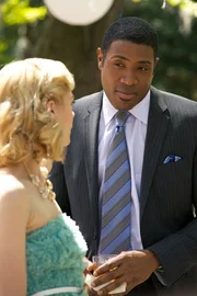 Schnell wird Zoe Hart klar, das Geheimnis von Lemon Breeland (Jaime King, l.) und Lavon Hayes (Cress Williams, r.) ist nicht das Einzige, was in diesem Ort an L&uuml;gen und Intrigen existiert ...