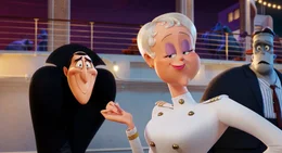 "Hotel Transsilvanien 3 - Ein Monster Urlaub", Mavis findet, dass ihr Vater Dracula dringend Erholung braucht. Kurzerhand bucht sie eine Urlaubsreise auf einem Monster-Kreuzfahrtschiff. Alle Freunde und Familienmitglieder gehen mit an Bord. Alles scheint perfekt zu sein, zumal sich Dracu in die h&uuml;bschen Kapit&auml;nin Ericka verliebt. Seine Traumfrau hat jedoch ein dunkles Geheimnis. Als Vampirj&auml;ger Van Helsing auf den Plan tritt, wird es f&uuml;r die Monster gef&auml;hrlich.  SENDUNG: ORF eins - FR - 25.12.2020 - 15:35 UHR. - Veroeffentlichung fuer Pressezwecke honorarfrei ausschliesslich im Zusammenhang mit oben genannter Sendung oder Veranstaltung des ORF bei Urhebernennung.