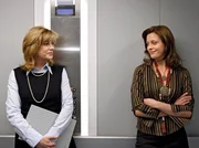 Simonis Tochter Rebecca (Alma Leiberg, re.) und Sarah Marquardt (Alexa Maria Surholt, li.) erweisen sich zum Leidwesen der &Auml;rzte als gutes Team. Dabei entpuppt sich Rebecca als &auml;hnlich raffiniert wie ihre Lehrmeisterin.