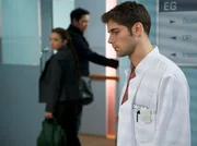 Dr. Niklas Ahrend (Roy Peter Link, vorn) leidet unter der Arzus (Arzu Bazman, hi. li.) Distanz. Seitdem sie miteinander geschlafen haben, macht sich Niklas noch gr&ouml;&szlig;ere Hoffnungen, sie f&uuml;r sich gewinnen zu k&ouml;nnen. Doch Arzu hat eine klare Entscheidung gef&auml;llt: Sie wird ihren Sohn und ihren Mann Dr. Philipp Brentano (Thomas Koch, hi. re.) nicht verlassen.