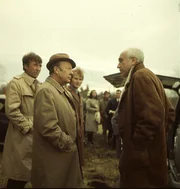 In der N&auml;he des Tatortes hat der Arzt Dr. Strebel (Charles Regnier, re.) ein Wochenendhaus. Kommissar Keller (Erik Ode) bittet ihn, bei der Aufkl&auml;rung behilflich zu sein.