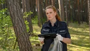 Laut Forstamt wurden in der Nähe des Tatorts mehrere Wildkameras installiert, nachdem Wanderer einen Wolf gesichtet hatten. Polizeihauptmeisterin Paula Moorkamp (Stella Hinrichs) hatte sich von den Aufnahmen wichtige Hinweise zur Aufklärung des Falls erhofft. Doch die Kameras sind spurlos verschwunden. Laut Forstamt wurden in der Nähe des Tatorts mehrere Wildkameras installiert, nachdem Wanderer einen Wolf gesichtet hatten. Polizeihauptmeisterin Paula Moorkamp (Stella Hinrichs) hatte sich von den Aufnahmen wichtige Hinweise zur Aufklärung des Falls erhofft. Doch die Kameras sind spurlos verschwunden.