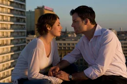 Ende gut, alles gut: Sara (Felicitas Woll, l.) und David Karp (Torben Liebrecht, r.) ...