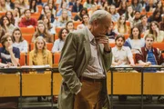 Hans St&ouml;ckel (Ulrich Tukur) im H&ouml;rsaal der juristischen Fakult&auml;t mit seinen Studierenden.