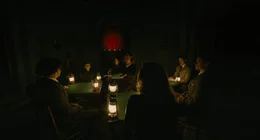 Mit Blick nach vorne l-r: Jude Hill als Leopold Ferrier, Camille Cottin als Olga Seminoff, Michelle Yeoh als Mrs. Reynolds, Jamie Dornan als Dr. Leslie Ferrier, und Kyle Allen als Maxime Gerard