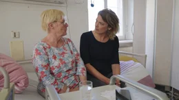 Lena Ganschow (re.) im Gespr&auml;ch mit einer Hautkrebs-Patientin.