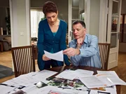 Roland Heilmann (Thomas R&uuml;hmann) spr&uuml;ht vor Enthusiasmus und Energie: Er macht Termine mit der Bank, dem Notar, dem Hauseigent&uuml;mer. Pia Heilmann (Hendrikje Fitz) versucht ihn zu bremsen - f&uuml;r diese ganze B&uuml;rokratie sollte man einen klaren Kopf haben.