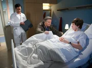 Seit dem Tod seiner Mutter hat sich Marius Lechner (Leo Natalis Apitz, rechts) ver&auml;ndert. Er ist lethargisch, entwicklungstechnisch auch nicht auf dem Stand eines 16-J&auml;hrigen und nun entdeckt sein Vater auch noch, dass er eingen&auml;sst hat. Da Olaf Lechner (Max Urlacher) auch dieses Mal wieder ungehalten reagiert, bittet ihn Dr. Philipp Brentano (Thomas Koch, links) zu einem Gespr&auml;ch unter vier Augen. Er vermutet, dass Marius' Zustand psychische Ursachen hat.