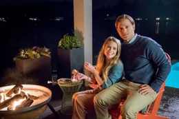Die Hundebesitzerin Laura (Cassidy Gifford, li.) und der Katzenbesitzer Spencer (Wyatt Nash, re.) m&uuml;ssen sich ein Haus teilen.