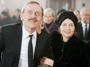 Stecken Dr. Teusch (Tilo Prückner) und Maria Halmer (Teresa Harder) unter einer Decke? Stecken Dr. Teusch (Tilo Prückner) und Maria Halmer (Teresa Harder) unter einer Decke?