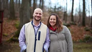 Jason und Lauren posieren für die Kamera am Set der HGTV-Sendung Log Cabin Living in Connecticut. Jason und Lauren posieren für die Kamera am Set der HGTV-Sendung Log Cabin Living in Connecticut.