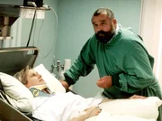 MDR Fernsehen IN ALLER FREUNDSCHAFT FOLGE 11, "Entscheidung aus Liebe", am Donnerstag (19.01.12) um 12:30 Uhr. (Erstsendung am 18.01.1999). Jochen Freytag (Dietmar Huhn) am Bett von Gerda Freytag (Heike Jonka).