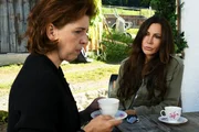 Zwei Frauen in ernstem Gespr&auml;ch: Catalina Navarro Kirner als Heidrun Niedermayer, Simone Thomalla als Katja Baumann