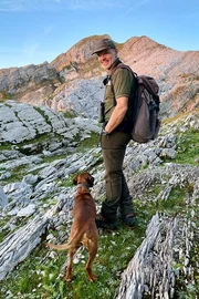 Toggenburger Wildh&uuml;ter Urs B&uuml;chler mit seiner Bayerischen Gebirgsschwei&szlig;h&uuml;ndin Luna