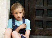 MDR Fernsehen IN ALLER FREUNDSCHAFT FOLGE 8, "Kindersorgen", am Freitag (13.01.12) um 12:30 Uhr. Franzi Moers (Cornelia Groeschel) vor ihrem Elternhaus.