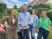 Gruppenfoto von links: Moderatorin Eva Brenner mit Familie Happel